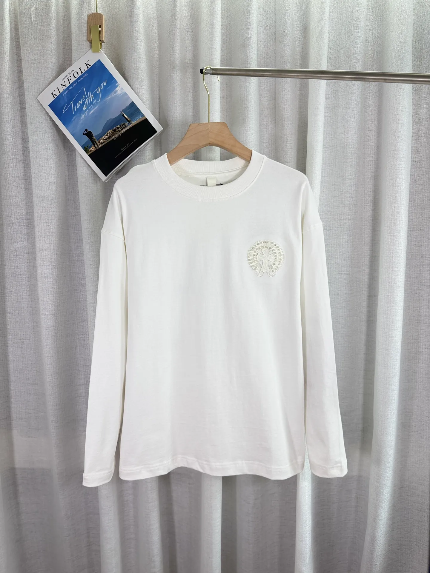 P260 top version, real shot without P, ​​different from market currency) 𝗖𝗵𝗿𝗼𝗺𝗲 𝗛𝗲𝗮𝗿𝘁𝘀/Cro Heart 2025 Autumn and Winter Pearl Compass Casual Long Sleeve 👑The highest version! Customized fabric 320g fabric! Pearl compass, genuine leather cut. Best-selling model at the counter. Very comfortable to wear. Accessories: original molded and authenticated collar label➕100% silk wash label. Genuine purchase-grade original hangtag➕matching hanging rope➕3D hanging beads➕original packaging bag. Craftsmanship: The original version has consistent wiring! The highest version of the armhole matching technique! Color: White Black Size: S M L XL Style No.: 5170